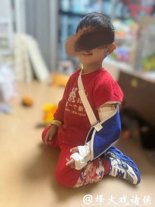 沪上知名儿童游乐机构，两岁宝摔落骨折！后面的事，家长更“心痛”